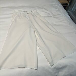 Size 0 Babaton white flowy capri pants